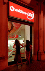 Rom  Kunden vor einem Geschaeft von Vodafone