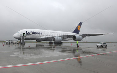 Leipzig  Deutschland  der neue Airbus A 380-800 auf dem Flughafen Leipzig/Halle