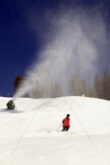 Tirol  Schneekanone versprueht Kunstschnee auf einen Skihang