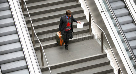 Tourist geht eine Treppe im Hauptbahnhof in Berlin herunter  Deutschland