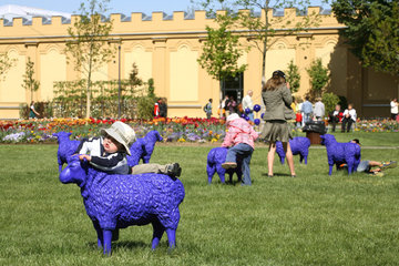 BUGA 2007: Skulpturen von Schafen und Besucher im Hofwiesenpark in Gera