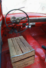 Havanna  ein altes Auto mit einer Kiste als Fahrersitz