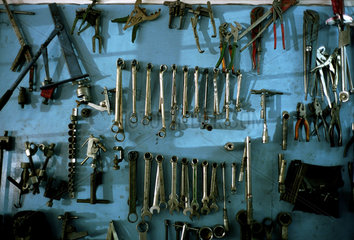 Wand mit Werkzeugen in einer Autowerkstatt  Polen