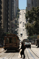 San Francisco  USA  Passanten ueberqueren die California Street