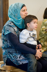 Berlin  Deutschland  eine Muslimin mit ihrem Sohn in einem Nachbarschaftstreff