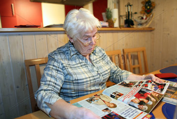 Wendisch Rietz  Deutschland  Seniorin liest eine Illustrierte