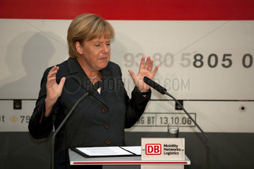 Merkel besucht ICE Werk