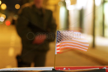 Berlin  Deutschland  US-Flagge vor US-Botschaft nach den Terroranschlaegen