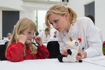Berlin  Deutschland  ein Maedchen mit ihrem Kuscheltier zu Besuch im Teddybaerkrankenhaus