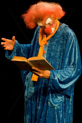 Dresden  Deutschland  ein Clown liest ein Buch im Rahmen der Vorstellung Faust ohne Worte