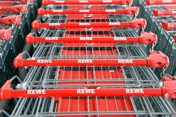 Berlin  Deutschland  Einkaufswagen von REWE