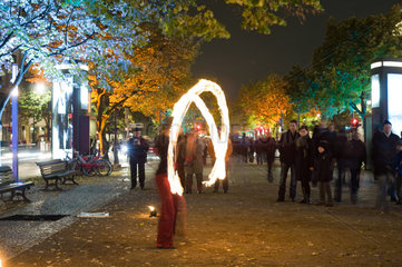 Berlin  Deutschland  Feuerartisten unter den beleuchteten Linden anlaesslich des Festival of Lights