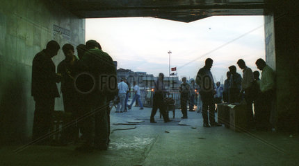 Haendler in einer Unterfuehrung  Istanbul