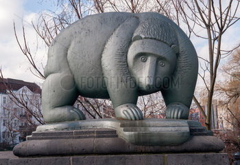 Berlin  Deutschland  Skulptur eines Baeren an der Moabiter Bruecke in Berlin-Tiergarten