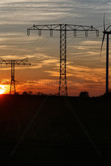 Klein-Mutz  Deutschland  Hochspannungsmasten einer Stromtrasse bei Sonnenuntergang