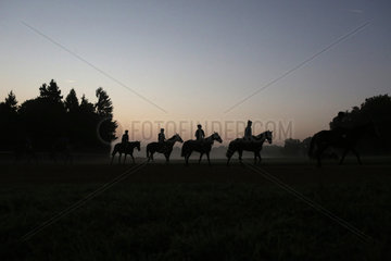 Chantilly  Frankreich  Silhouette  Reiter und Pferde beim Ausritt am Morgen