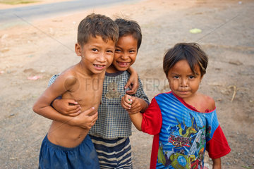 Kampot  Kambodscha  drei Jungen am Strassenrand