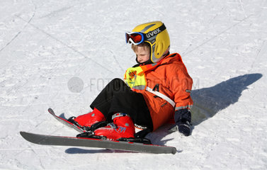 Jerzens  Oesterreich  ein Kind ist beim Skifahren hingefallen