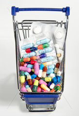 Einkaufswagen gefuellt mit Tabletten und Medikamentenblister