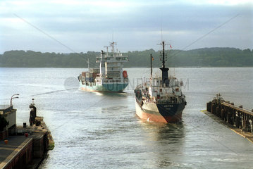 Frachter fahren aus der Schleuse Kiel-Holtenau  Nord-Ostsee-Kanal