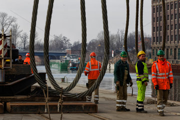 Berlin  Deutschland  Hafenarbeiter im Berliner Westhafen warten auf den BEHALA-Schwergutshuttle