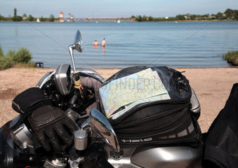 Lindaukamp  Deutschland  Motorrad steht am Strand an der Schlei
