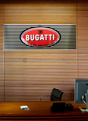 Berlin  Deutschland  leerer Schreibtisch und Bugatti Logo in einem Autohaus