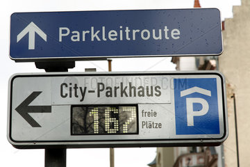 Cottbus  Deutschland  Schilder Parkleitrouite und City-Parkhaus in Cottbus