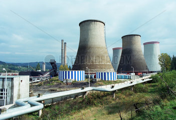 Kuehltuerme eines Kohlekraftwerks im rumaenischen Kohlerevier