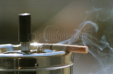 Brennende Zigarette in einem Aschenbecher
