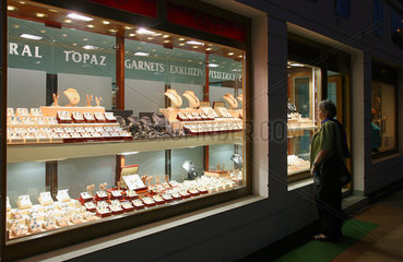Karlsbad  Tschechische Republik  eine Frau steht vor dem Schaufenster eines Juweliers