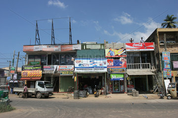 Hikkaduwa  Sri Lanka  die Hauptstrasse der Stadt
