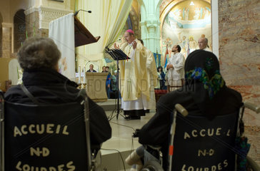 Gottesdienst in der Rosenkranzbasilika in Lourdes  Frankreich