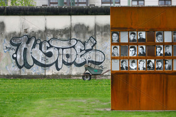 Berlin  Deutschland  Mauerreste an der Gedenkstaette in der Bernauer Strasse