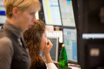 Frankfurt am Main  Deutschland  Aktienhaendlerinnen vor ihren Computermonitoren