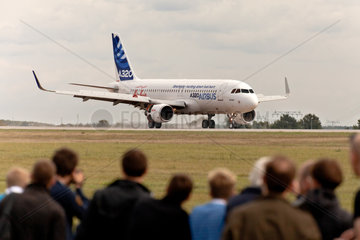 Schoenefeld  Deutschland  ein Airbus A320 im Landeanflug auf der ILA 2012