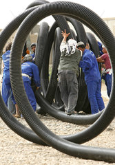 Kunduz  Afhghanistan  Afghanische Arbeiter verlegen Plastik-Rohrleitungen
