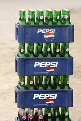 Karatschi  Pakistan  gestapelte Pepsi-Kaesten mit Flaschen