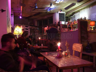 Berlin  Deutschland  Jugendliche in einem Kreuzberger Club