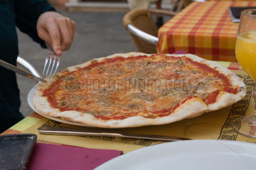 Venedig  Italien  eine Thunfisch-Zwiebel Pizza wird angeschnitten