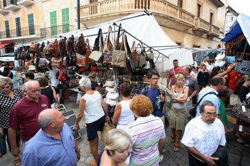 Santanyi  Menschen auf einem Wochenmarkt