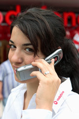 Berlin  Vodafone-Mitarbeiterin telefoniert mit einem Handy