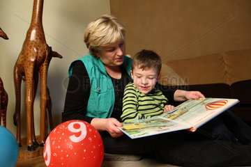 Neuhausen  Deutschland  Oma liest ihrem Enkel vor