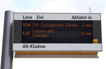 Berlin  Deutschland  elektronische Fahrgastinformationstafel an einer Bushaltestelle