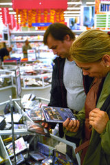 Kunden betrachten DVDs in einem Supermarkt  Polen