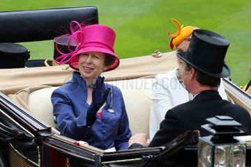 Ascot  Grossbritannien  Prinzessin Anne Mountbatten-Windsor sitzt in einer Kutsche