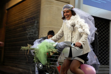 Paris  Frankreich  Braut auf dem Fahrrad