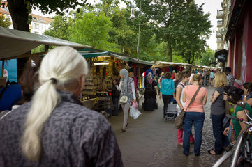 Berlin  Deutschland  Besucher auf dem Tuerkenmarkt  Freitags-Markt  am Maybachufer