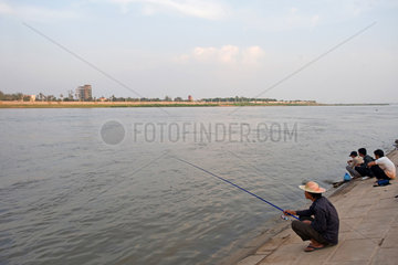 Phnom Penh  Kambodscha  Maenner angeln am Mekongufer
