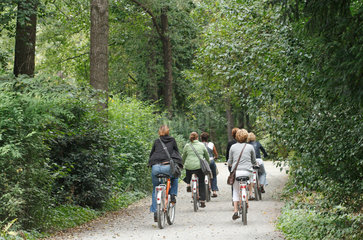 Berlin  Deutschland  Radfahrerinnen im Tiergarten